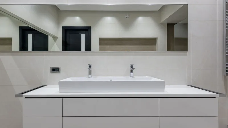 4. Aprovecha la luz natural y mejora la ventilación - 10 Consejos para reformar tu baño sin gastar de más