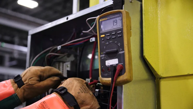 Cuándo llamar a un electricista urgente en Málaga - Multiservicios Málaga