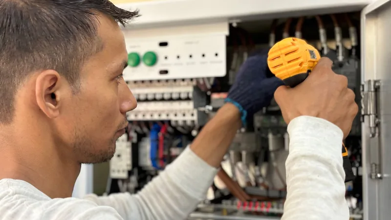 5 señales de que tu instalación eléctrica necesita revisión - Multiservicios Málaga