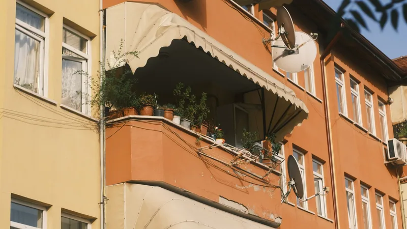 Tipos de toldos más instalados en Málaga - Instalación de toldos en Málaga: tipos, precios y normativa 2026
