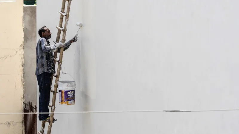 El proceso de pintado de una fachada - Pintar la fachada de un edificio en Málaga: precios y normativa