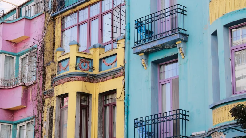 Pintura exterior de fachadas en Málaga - Pintar un piso en Málaga: precios por metro cuadrado y consejos
